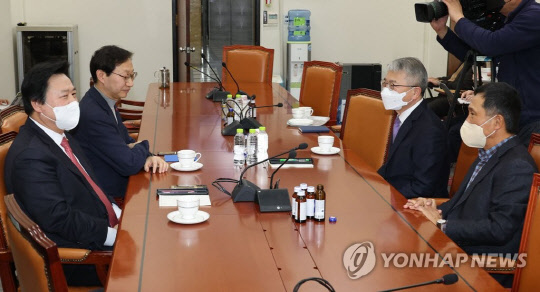 국회 연금개혁특별위원회 여야 간사와 민간자문위원회 공동위원장들이 8일 오후 국회 보건복지위원회에서 연금개혁 초안 문제 등을 논의하기 위해 회동하고 있다. 왼쪽부터 강기윤 국민의힘 간사, 김성주 더불어민주당 간사, 김용하, 김연명 민간자문위 공동위원장<연합뉴스>